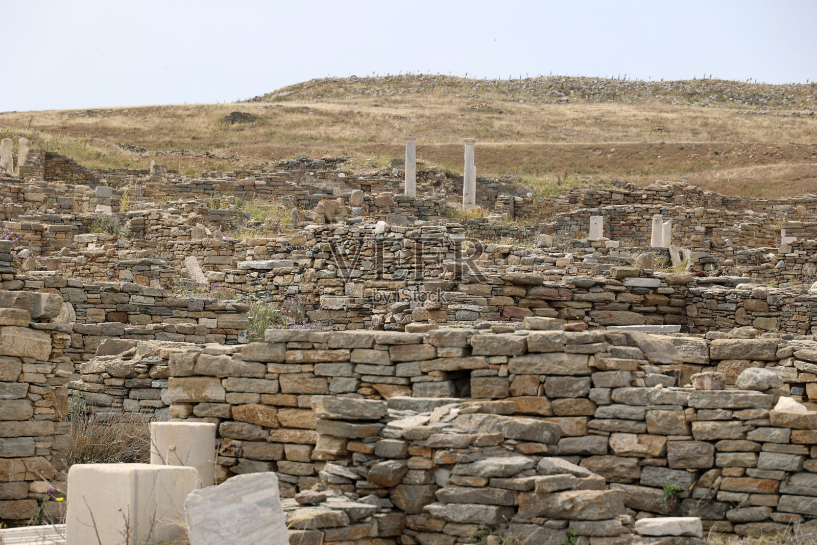 从阿波罗神庙俯瞰基克拉迪群岛的提洛斯岛,这是希腊人的圣地照片摄影图片