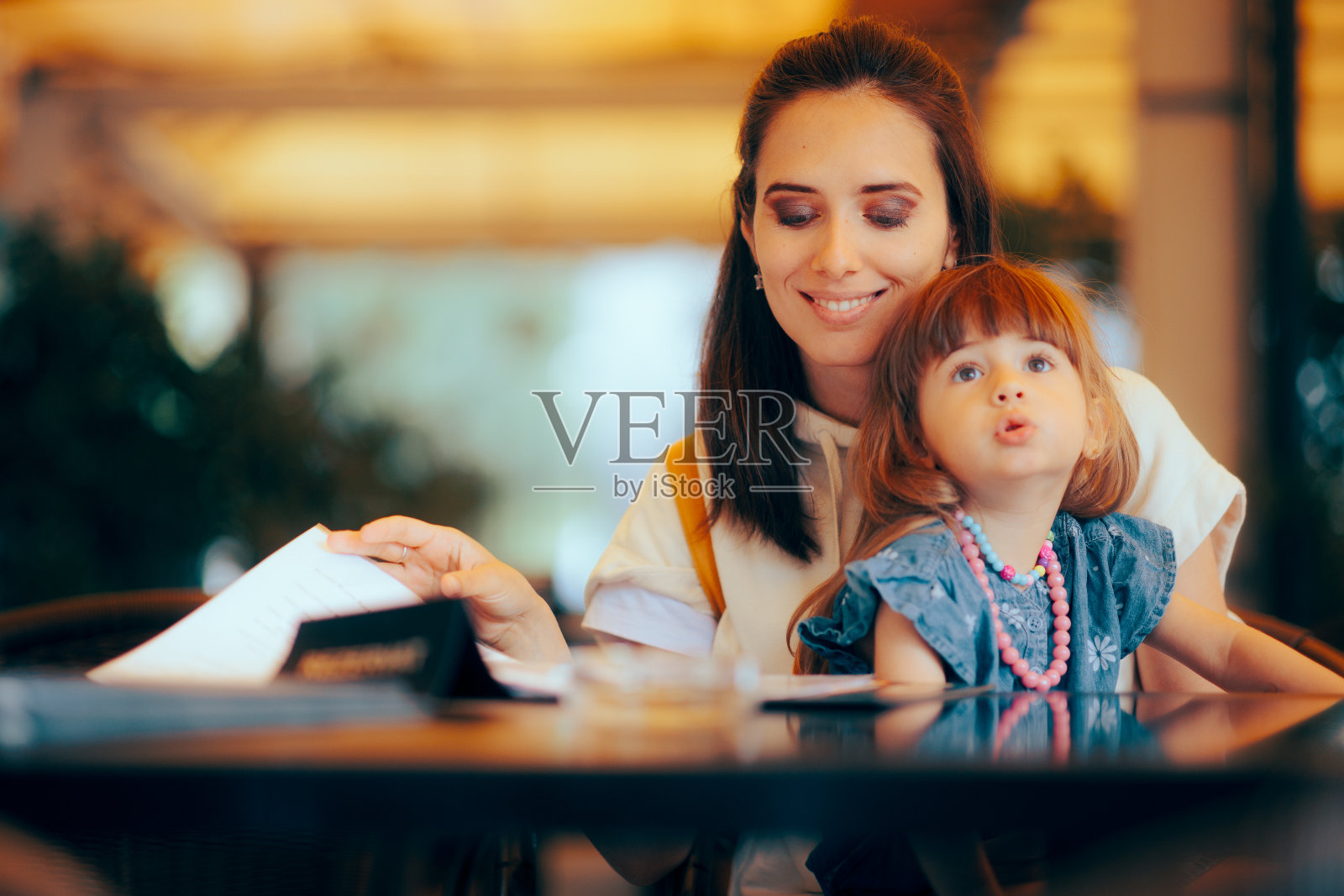 母亲和女儿在一家家庭餐厅查看菜单照片摄影图片