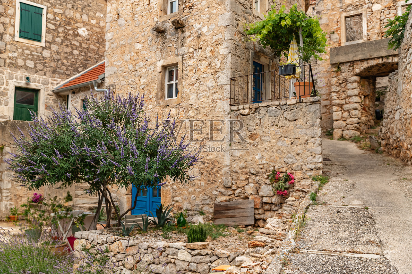 克罗地亚赫瓦尔岛Velo Grablje村的石屋,建于14世纪。克罗地亚的中世纪小镇。照片摄影图片