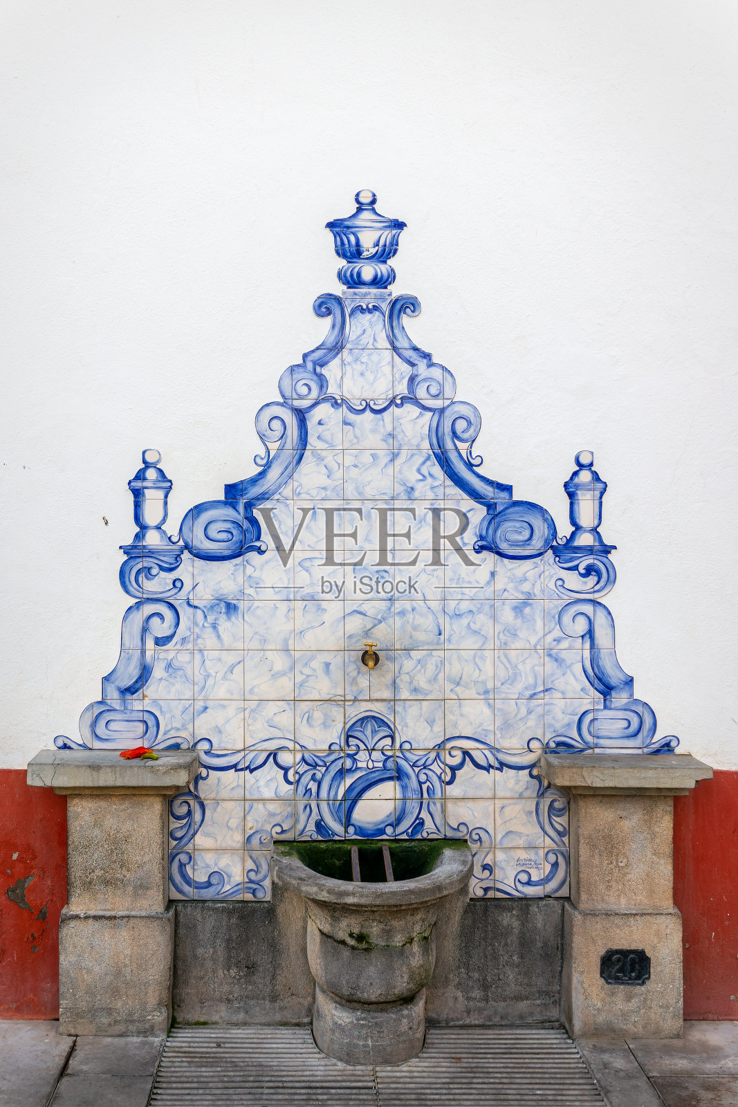 葡萄牙马德拉岛丰沙尔(Funchal)老城街道上的蓝色葡萄牙瓷砖喷泉照片摄影图片