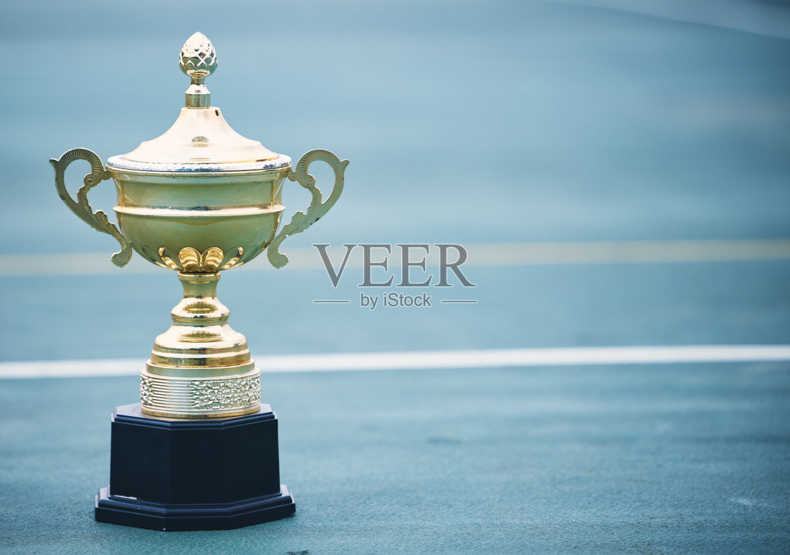 体育,奖品和奖杯在地板上,没有人在法庭上的成功,赢家或成就。在一个空旷的体育场内进行体育、冠军和比赛的奖励、胜利和运动奖励照片摄影图片