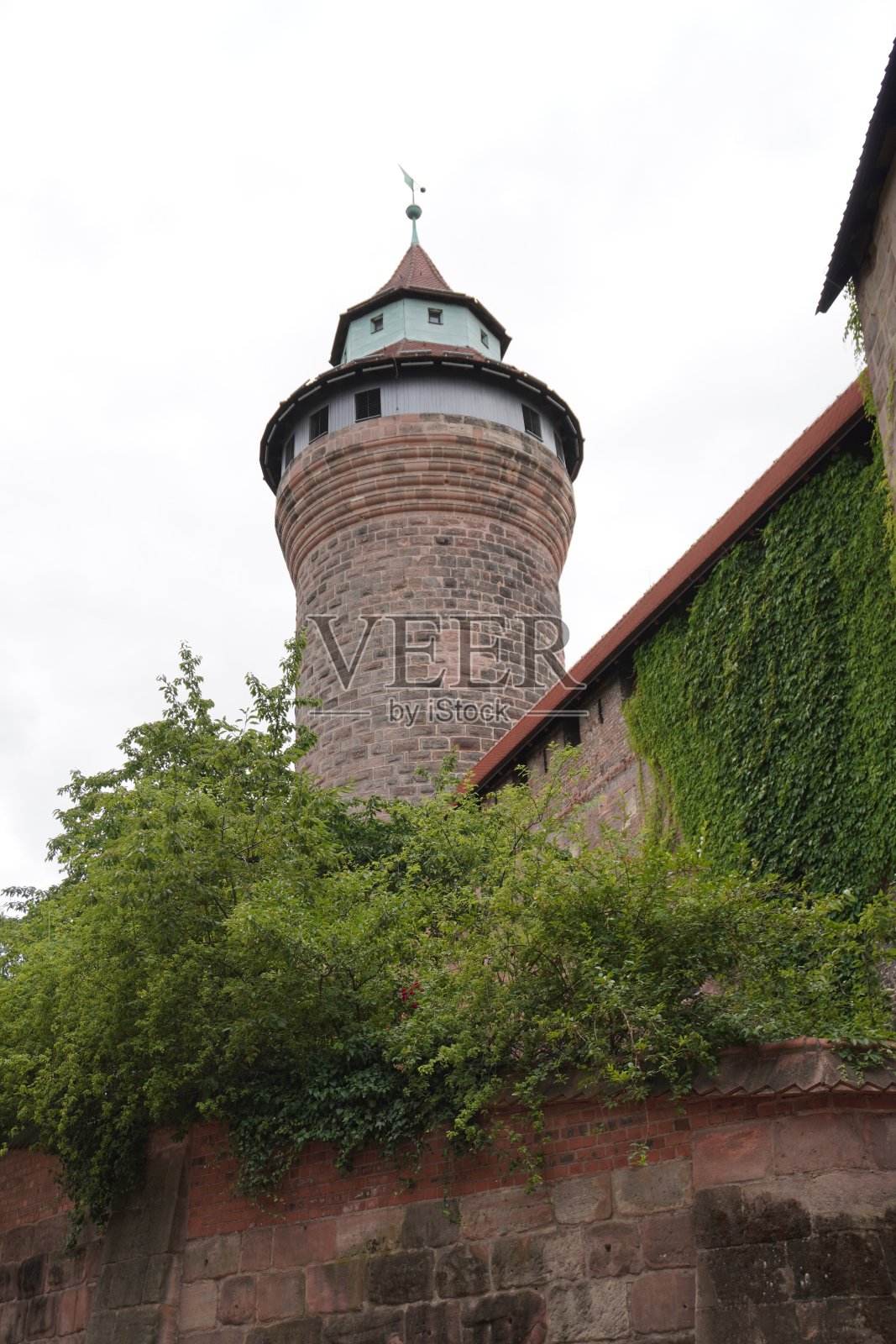 纽伦堡城堡(德语:n<s:1> rnberger Burg)是一组中世纪防御建筑,坐落在砂岩山脊上,是德国巴伐利亚州纽伦堡的历史中心。照片摄影图片