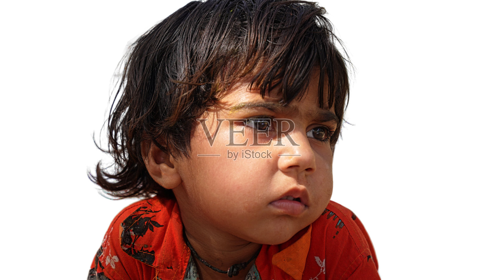 穿着休闲衬衫表情严肃放松的漂亮黑发小女孩照片摄影图片