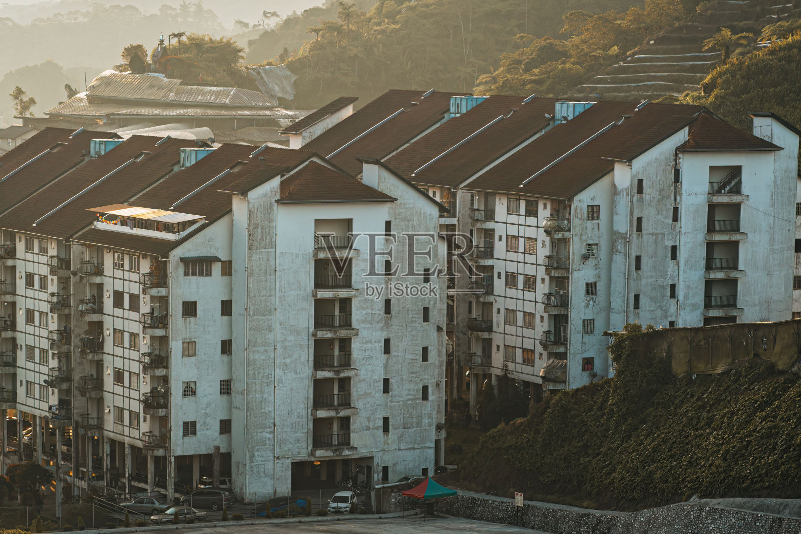 雾蒙蒙的日落下现代高层公寓的鸟瞰图照片摄影图片