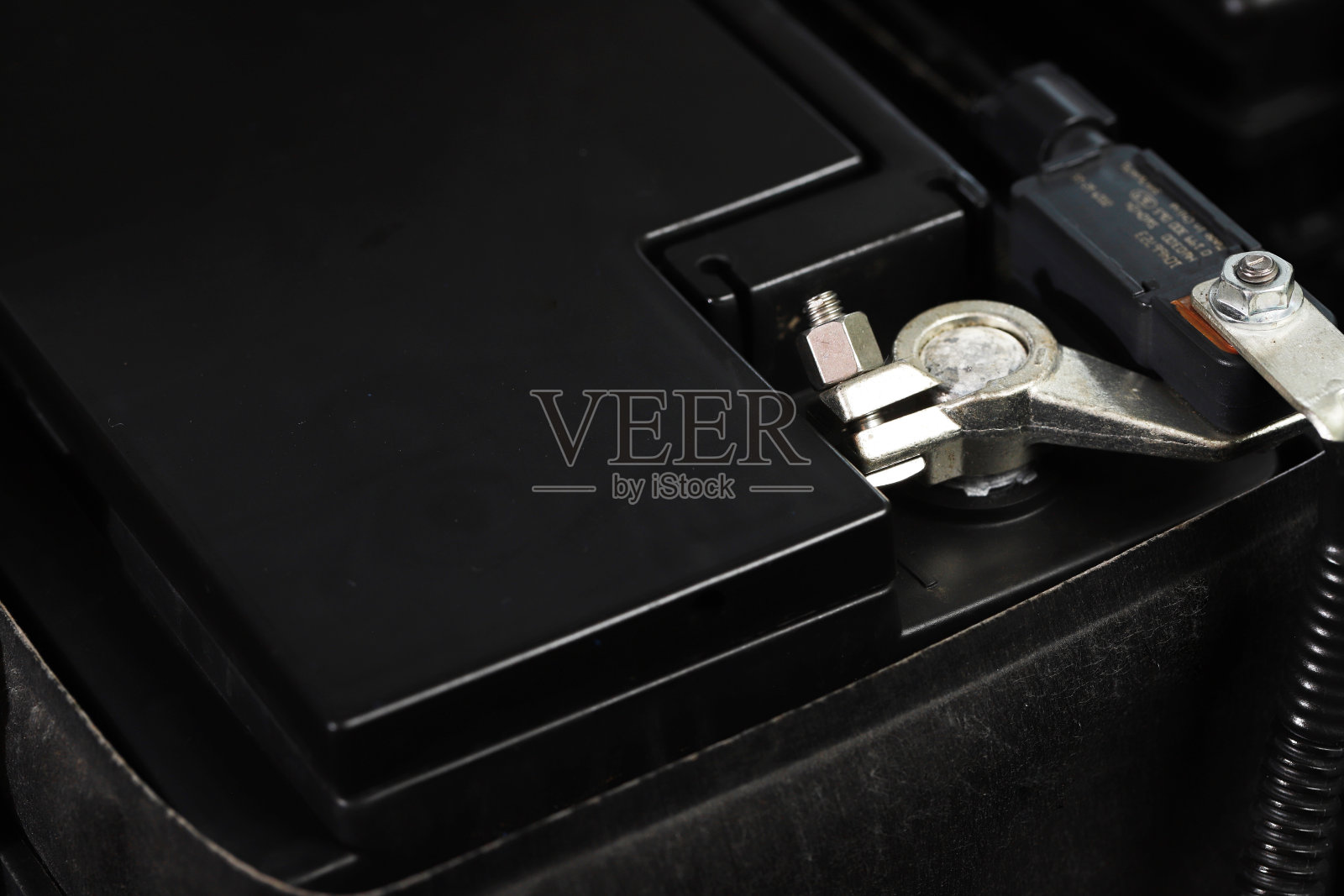 开车前检查汽车蓄电池。照片摄影图片