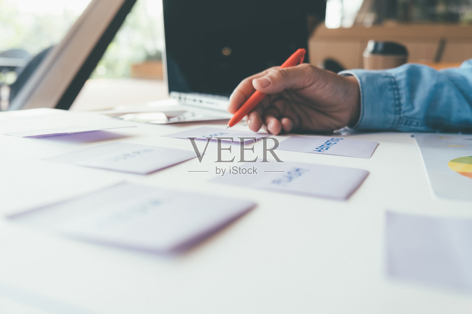 网页设计师为策略计划进行头脑风暴。彩色的便利贴,上面有在办公板上做的事情。用户体验(UX)概念照片摄影图片