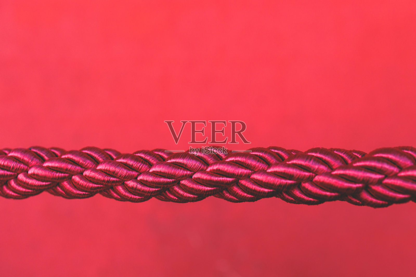 豪华派对入口用绳索和金色屏障围成的红地毯,电影院首映电影节活动颁奖盛典,有钱的贵客到来,户外装饰元素,夏日照片摄影图片