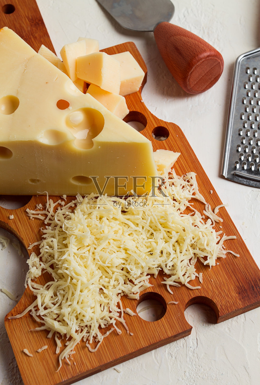 磨碎的奶酪,在砧板上,磨碎器和奶酪刀,特写,没有人,照片摄影图片
