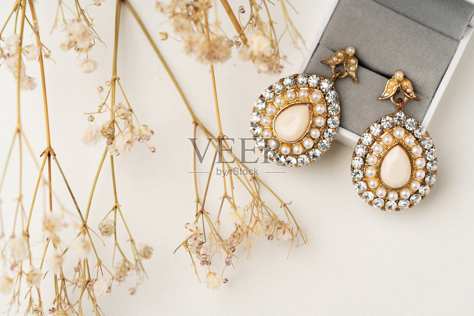 桌子上的金耳环和首饰盒特写照片摄影图片