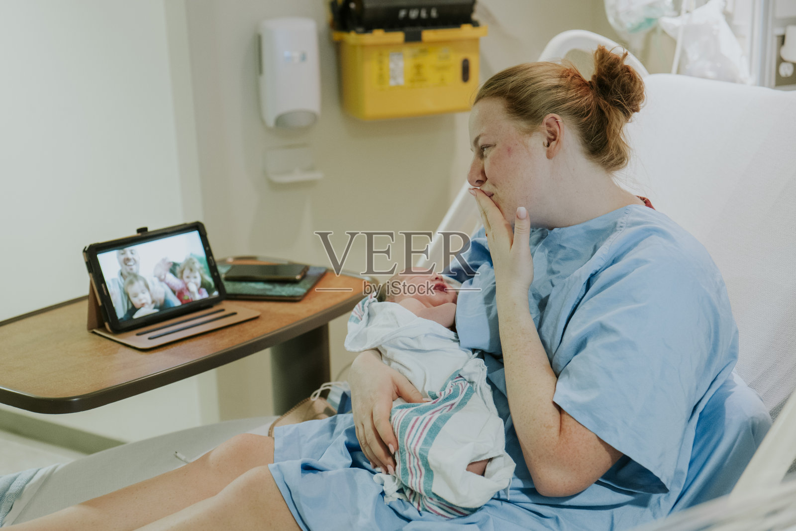 新冠分娩照片摄影图片