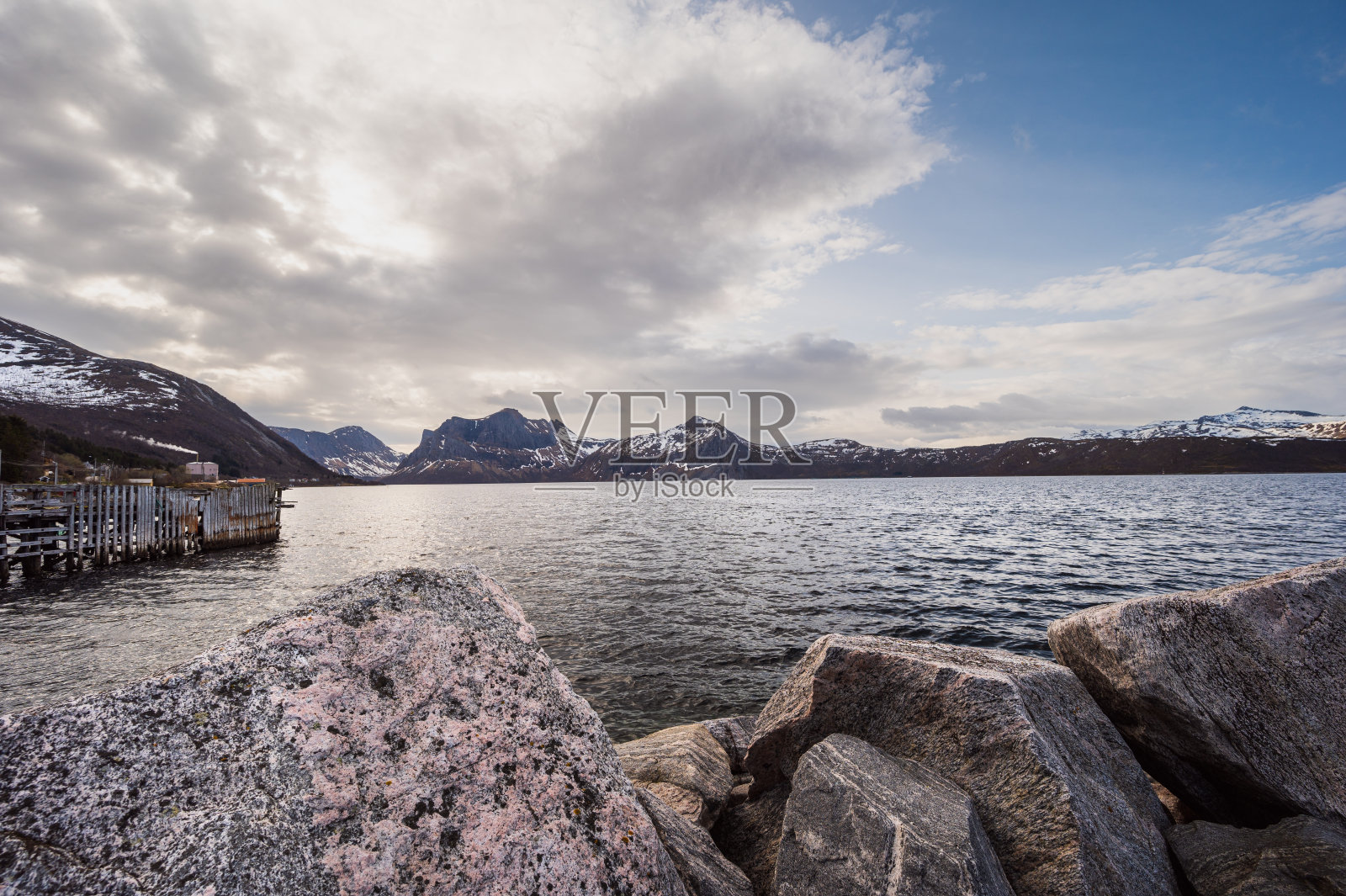 Senja岛春天的风景照片摄影图片