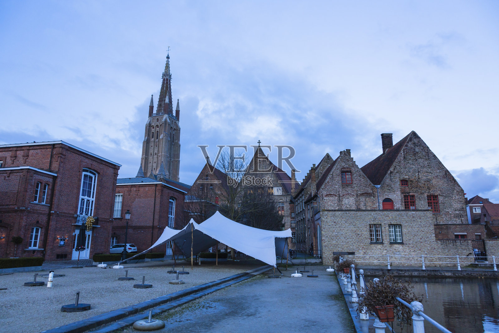 黄昏时分,比利时布鲁日历史街区的圣母教堂照片摄影图片