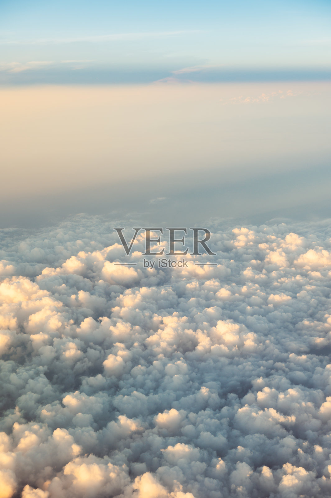 傍晚在多云的天空上飞行照片摄影图片