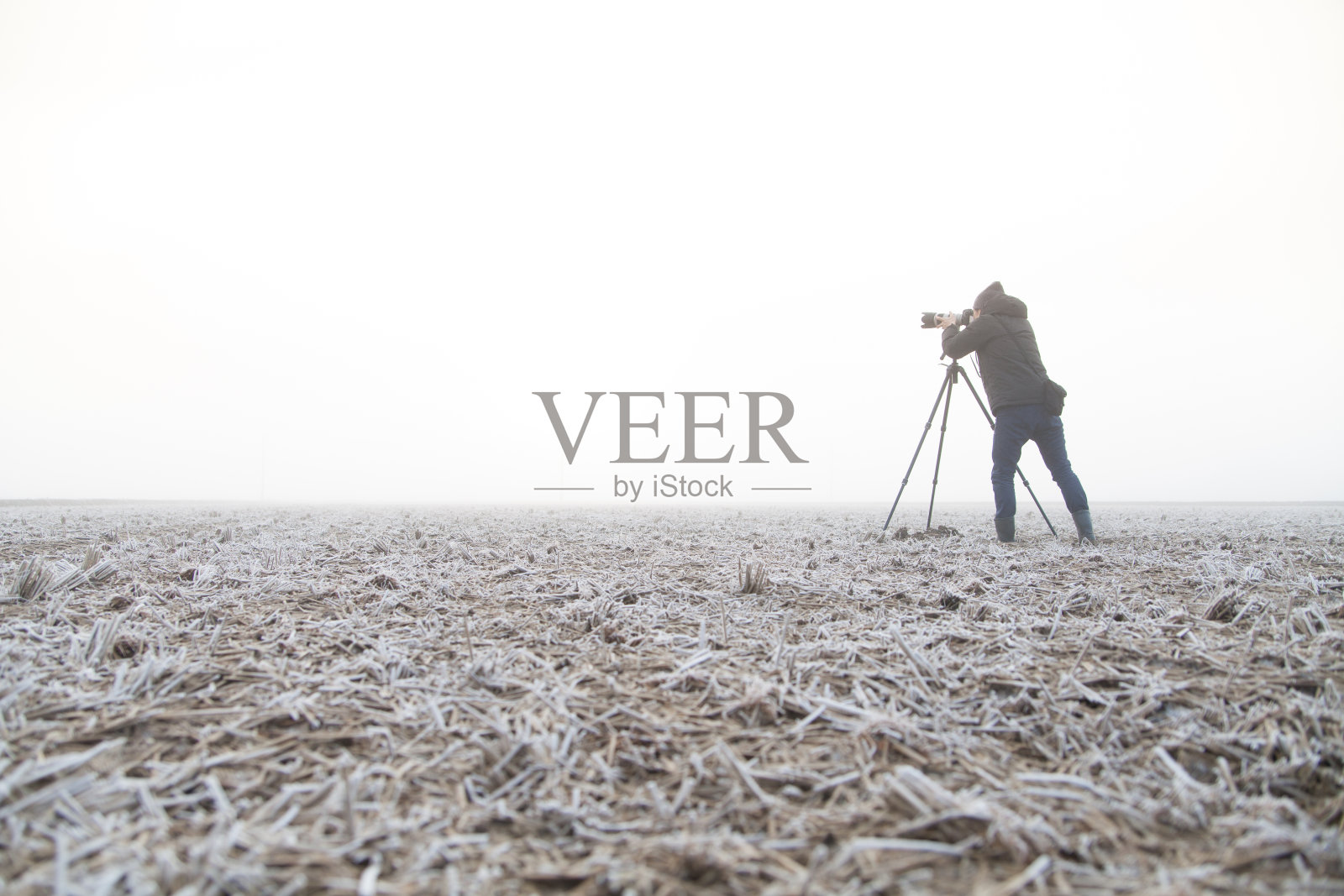 在雾中拍照的人照片摄影图片