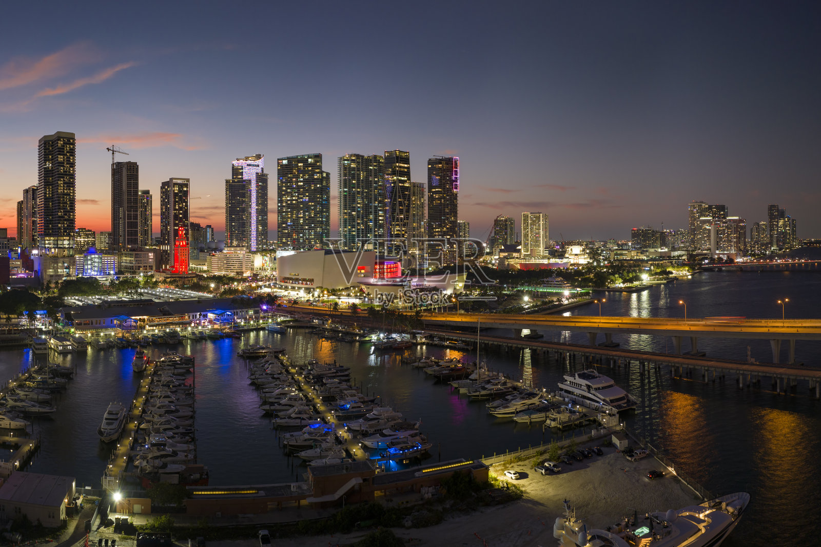 航拍的游艇在迈阿密码头的海湾市场与比斯坎湾的水和布里克尔的摩天大楼,城市的金融中心在夜晚的倒影照片摄影图片