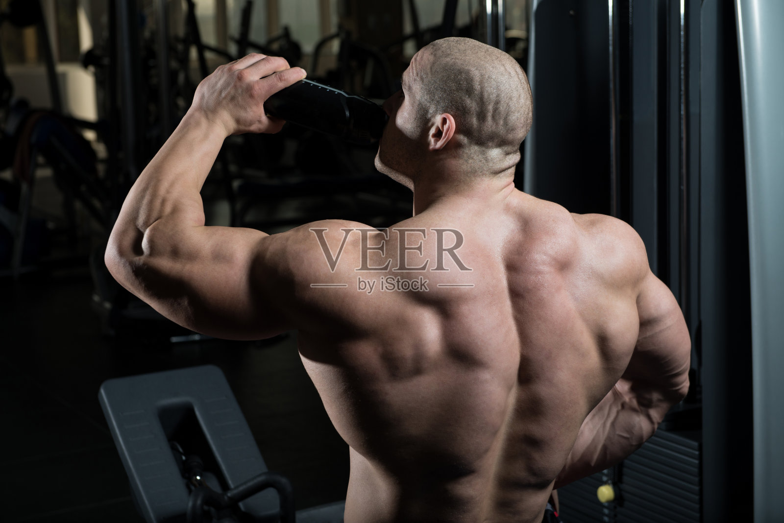 健美运动员用摇壶喝水照片摄影图片