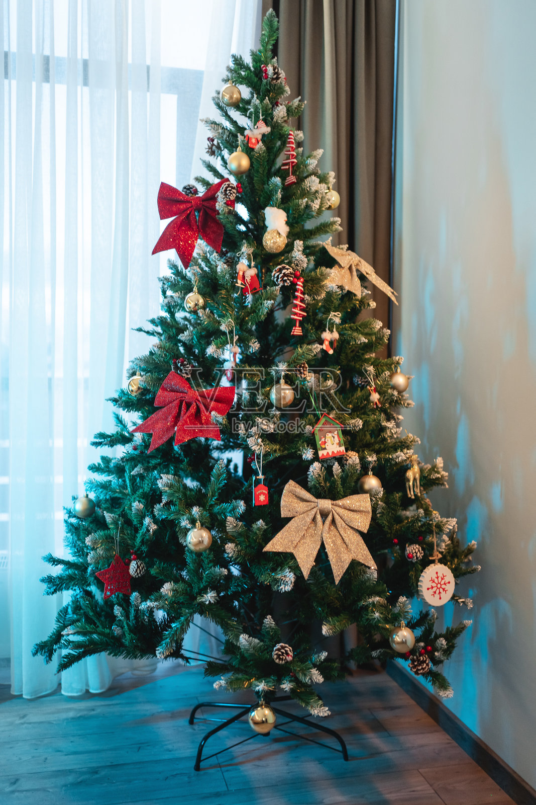 人们在新年前夜用玩具装饰圣诞树照片摄影图片