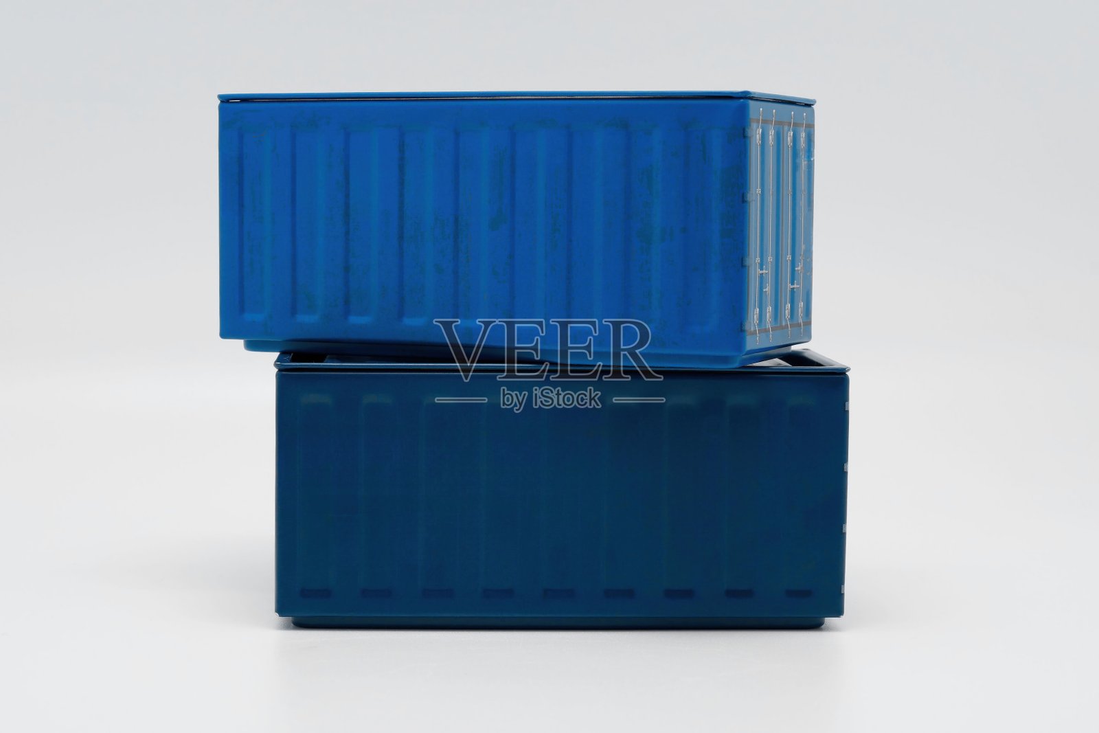 一堆白色背景下的蓝色集装箱照片摄影图片