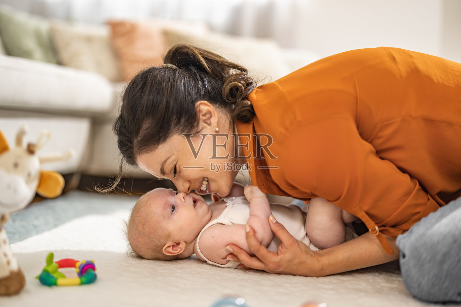 可爱的妈妈在家里抱着她刚出生的孩子照片摄影图片