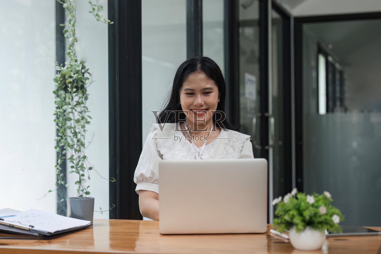 肖像微笑美丽的商业亚洲妇女在办公室工作照片摄影图片