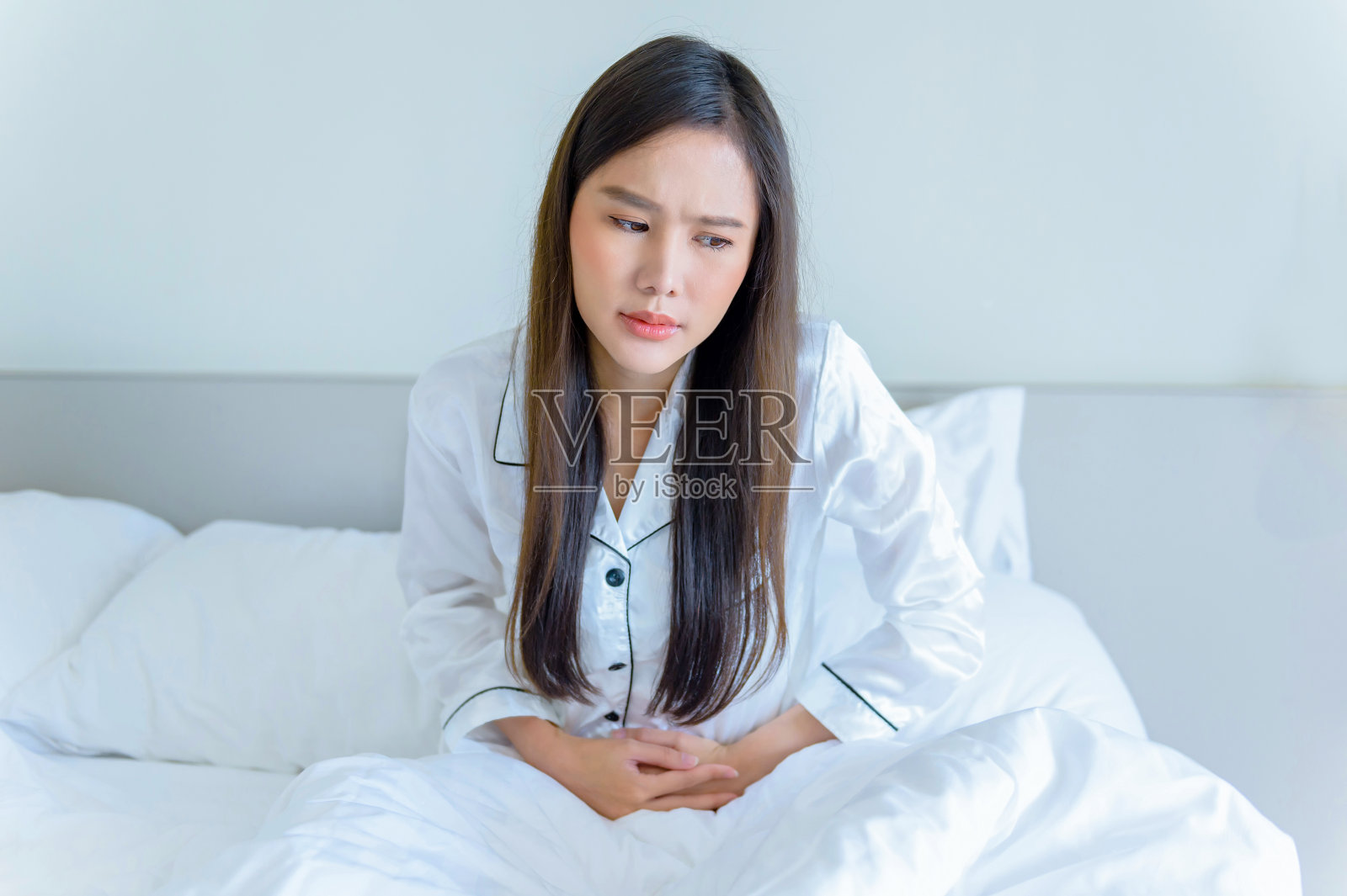 床上的女人照片摄影图片