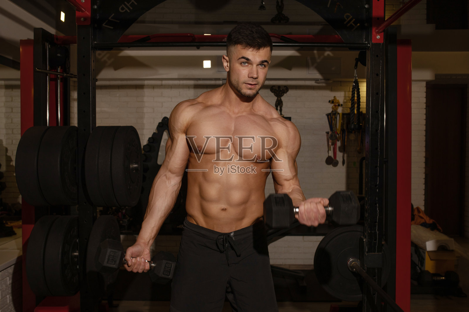 男子在健身房训练。照片摄影图片