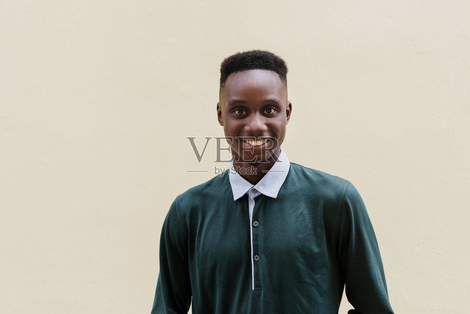 非洲裔美国人留着非洲发型的肖像,拉丁美洲的年轻加勒比人照片摄影图片