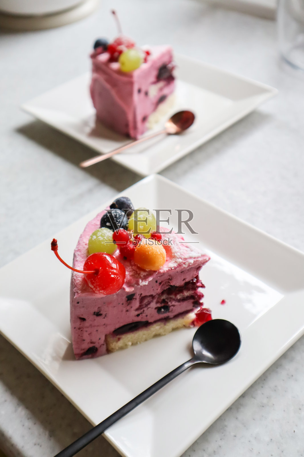 白色盘子里的那块浆果水果蛋糕。照片摄影图片