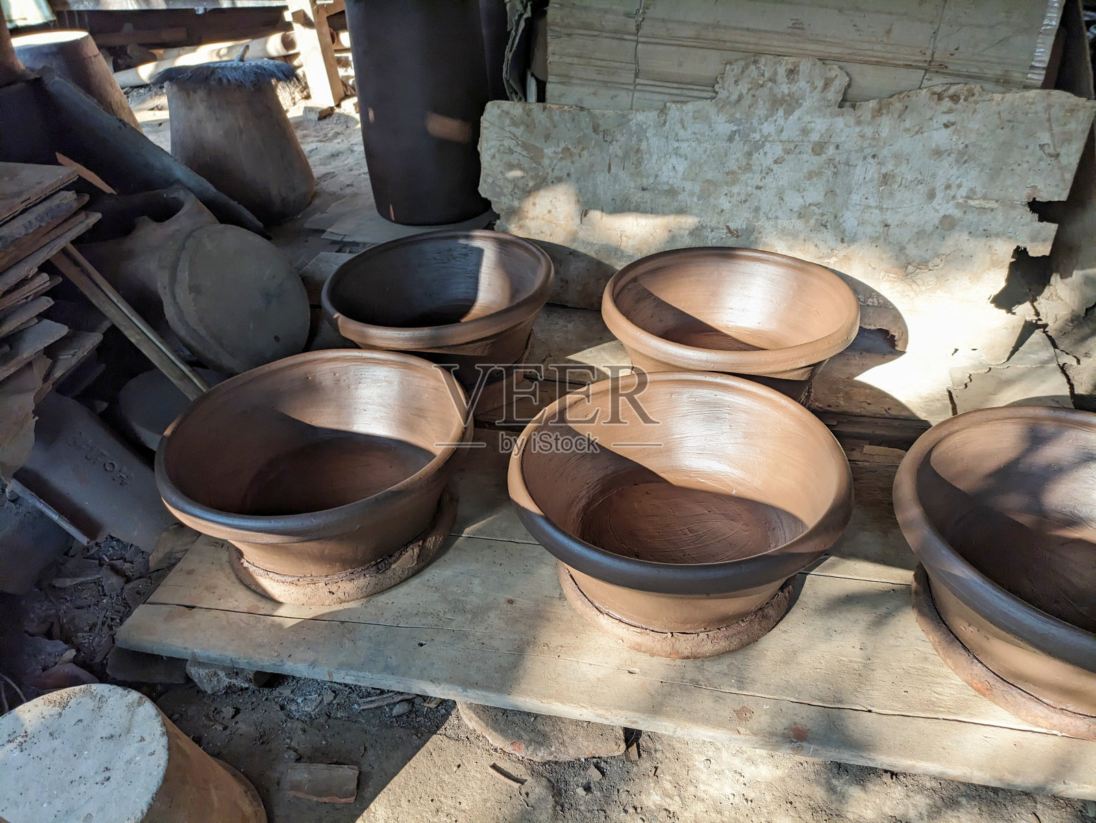 正在烘干的陶器照片摄影图片