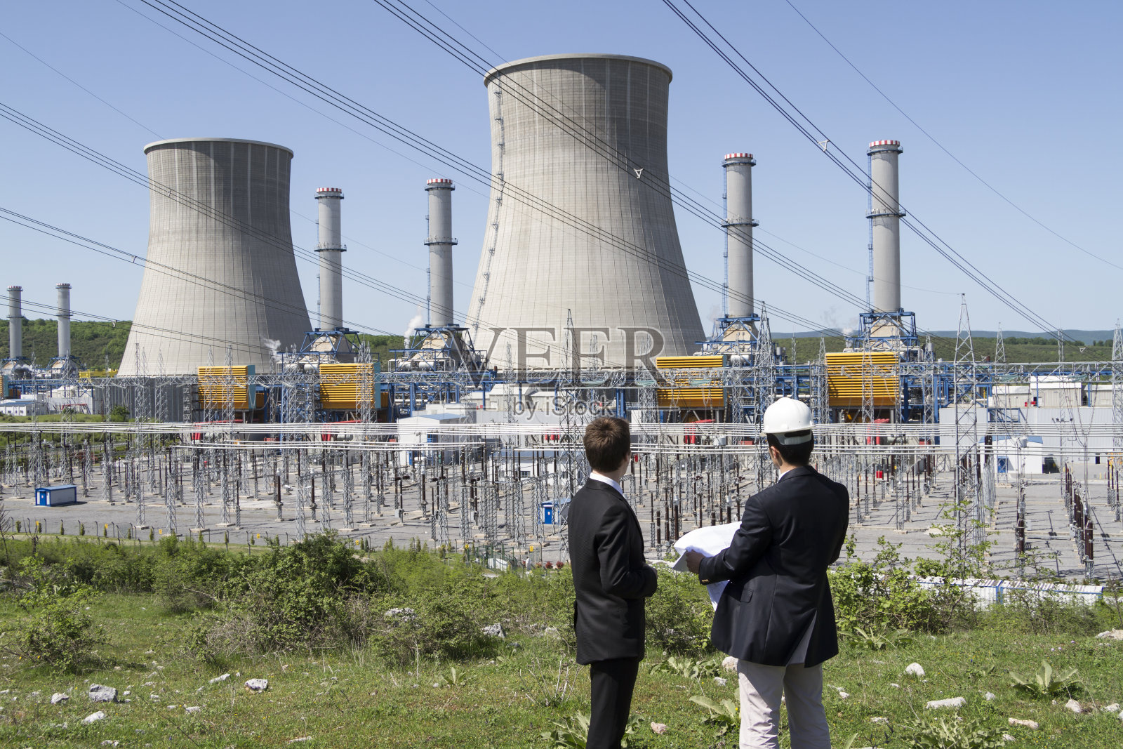两个工程师在电站内规划照片摄影图片
