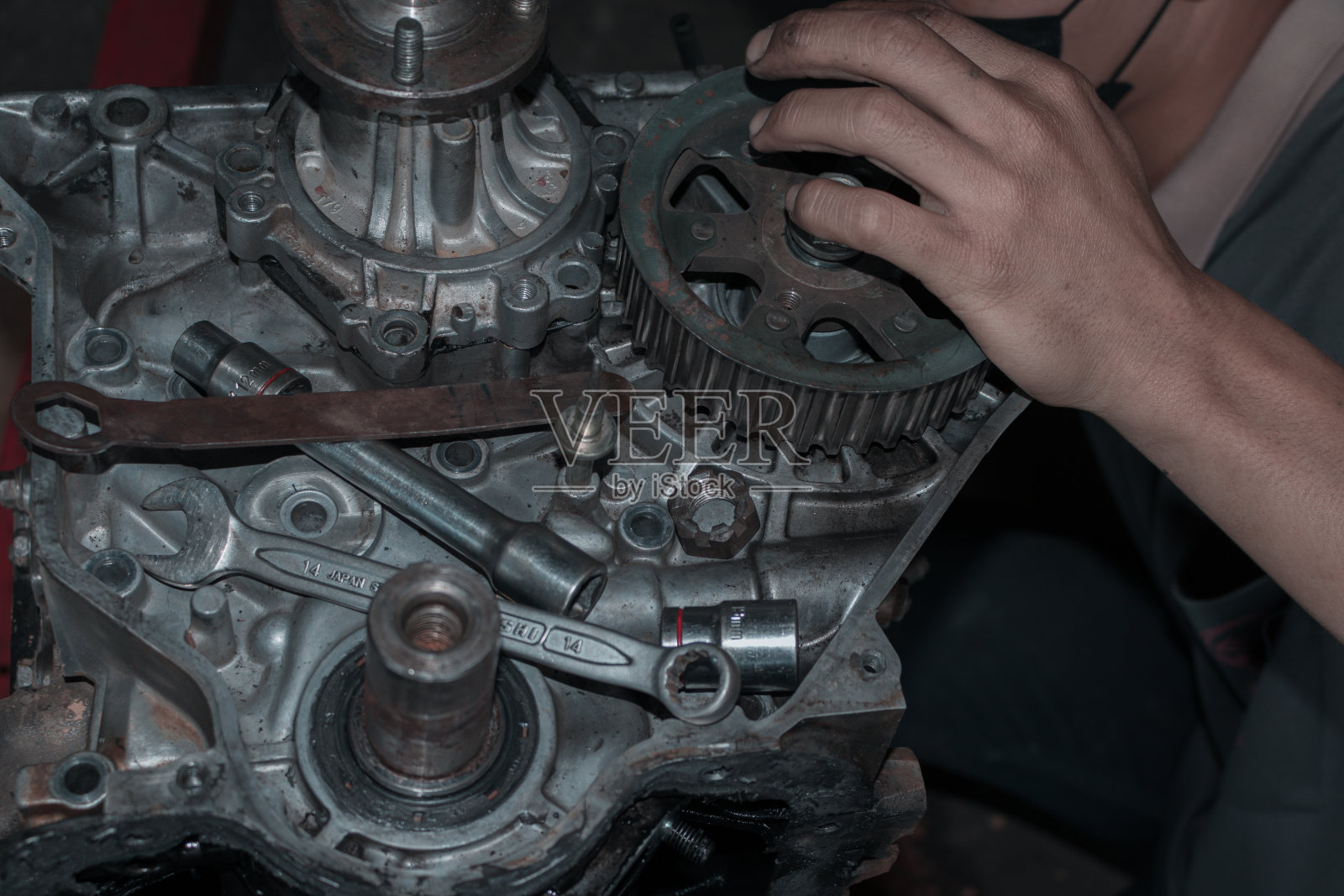 机修工正在检查发动机。照片摄影图片