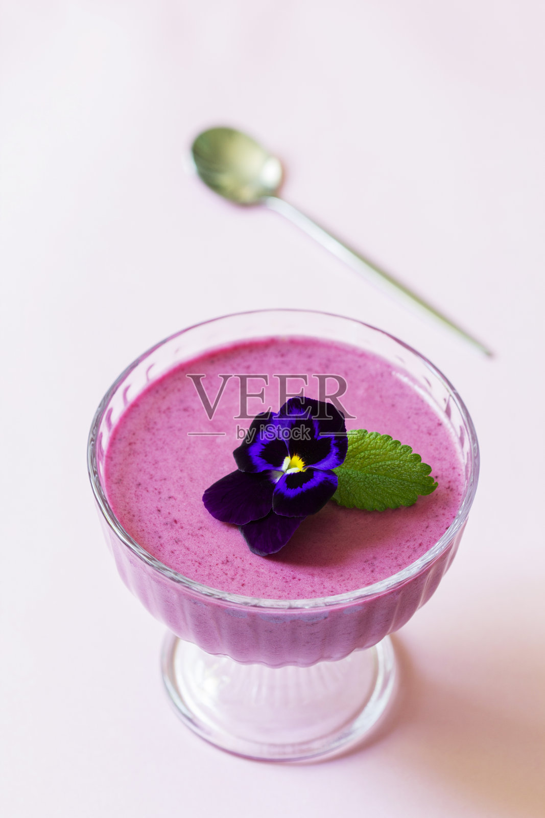 黑加仑子慕斯,配以中提琴花和柠檬香叶。照片摄影图片