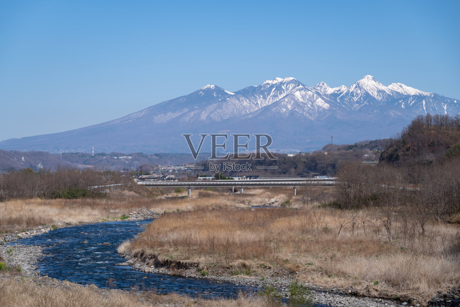蓝天映衬下的风景照片摄影图片