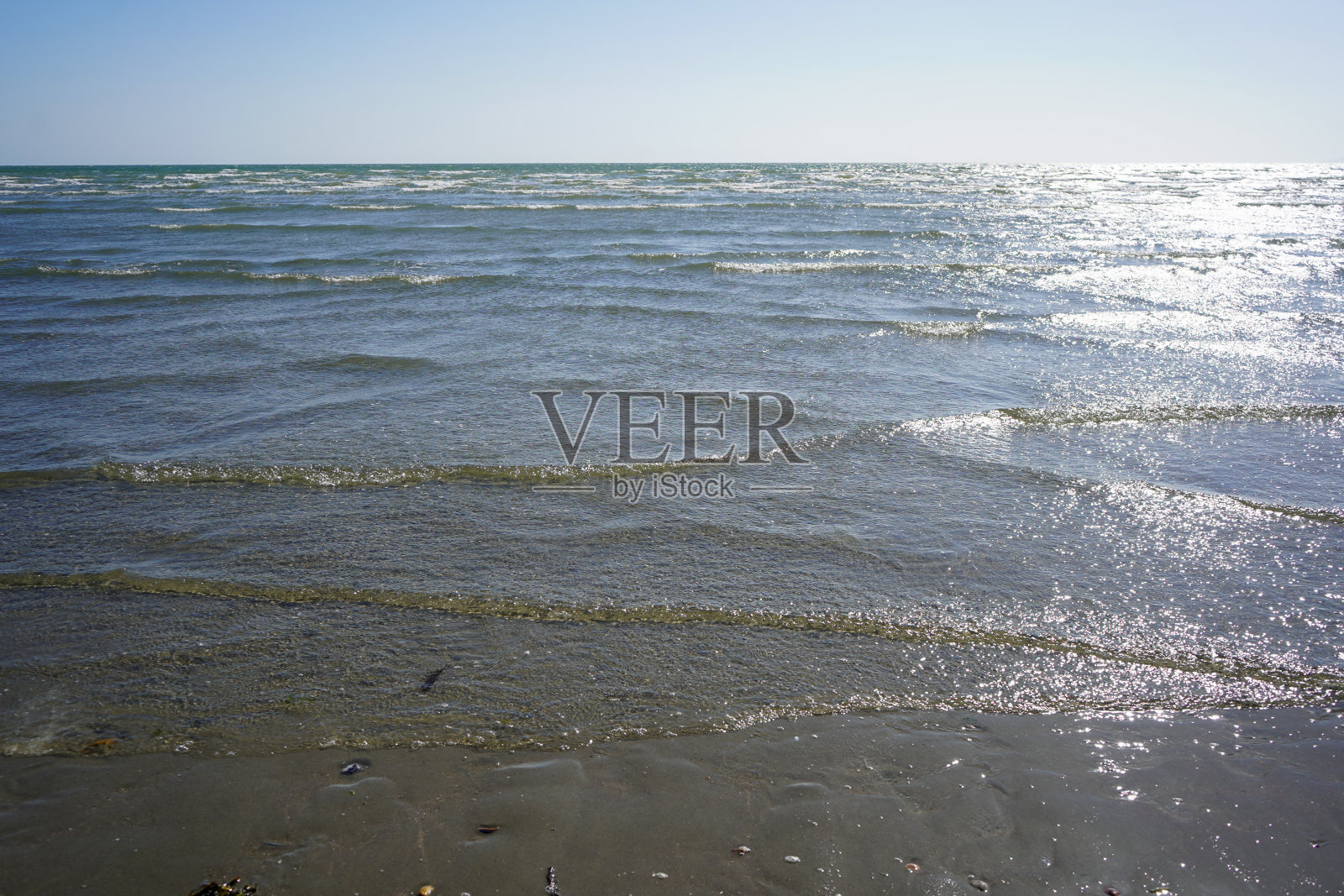 小海浪拍打着沙滩照片摄影图片