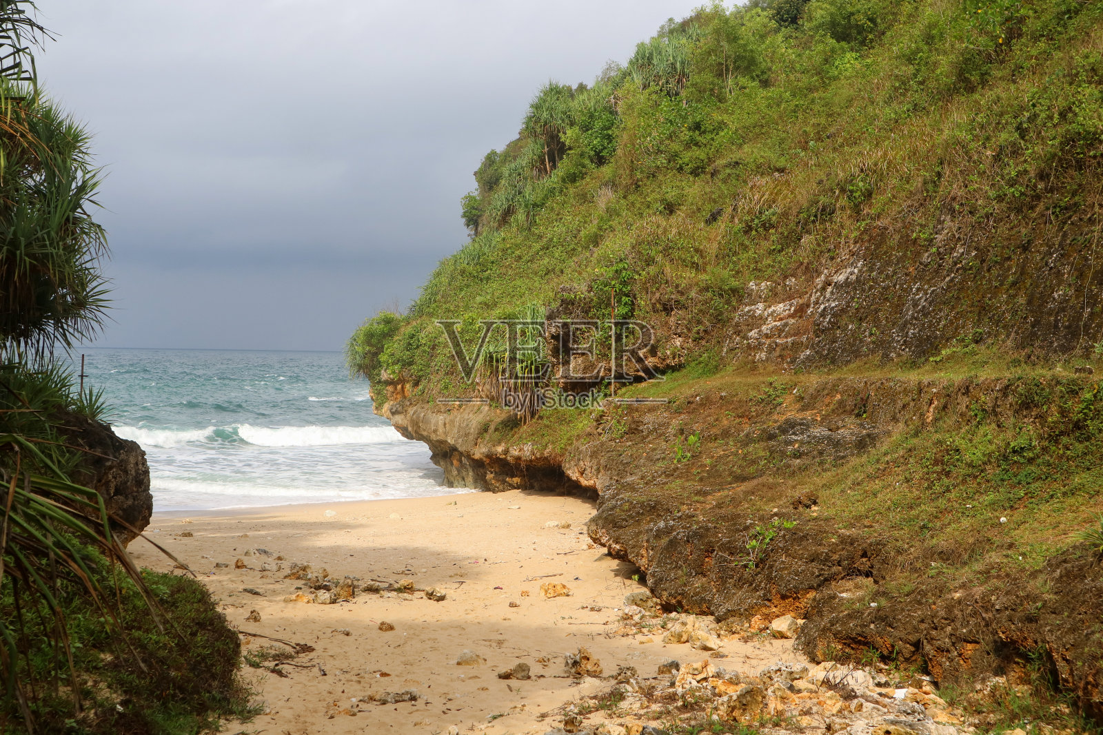 被两个悬崖包围的隐蔽海滩照片摄影图片