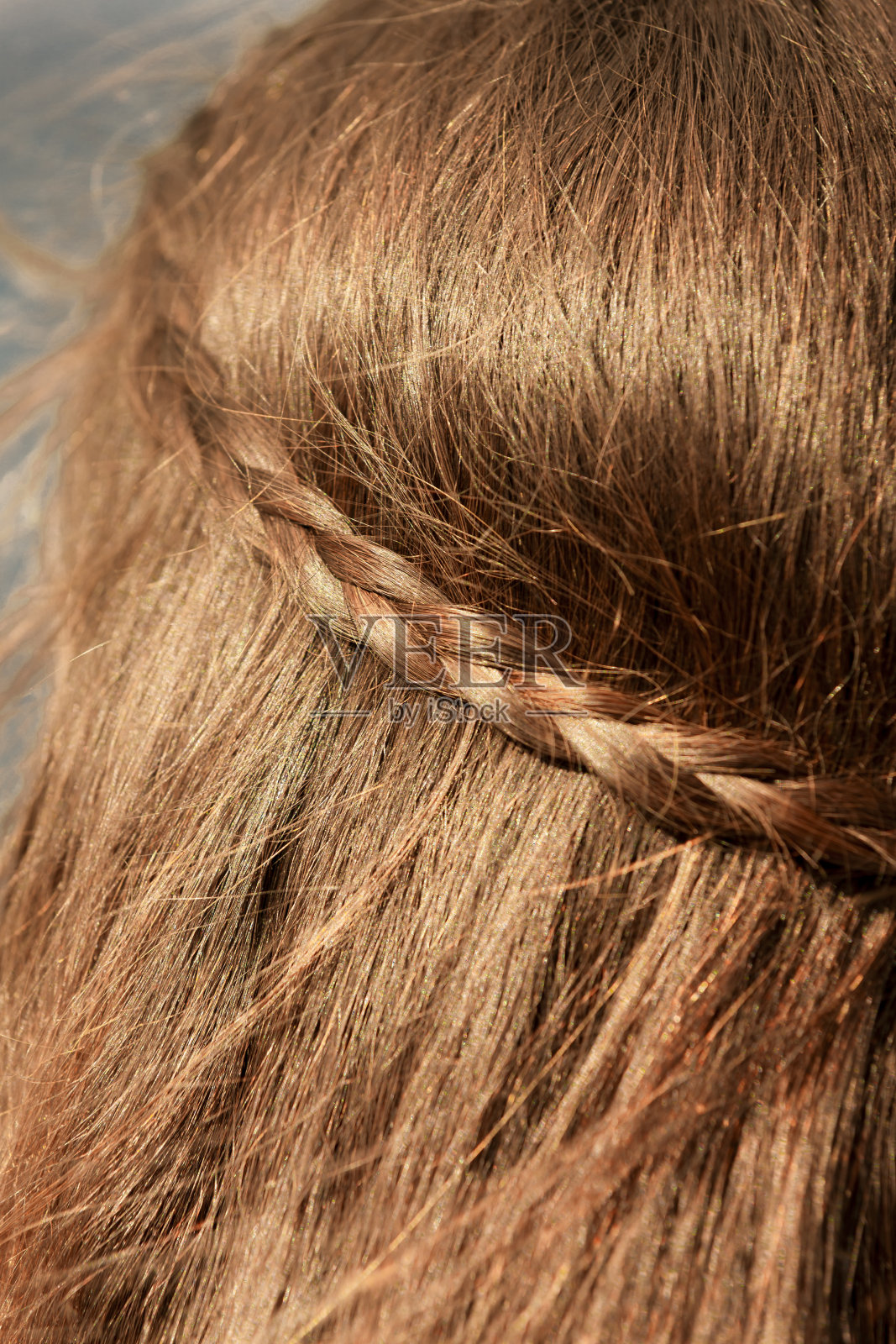 黑发女子的长发辫子发型照片摄影图片