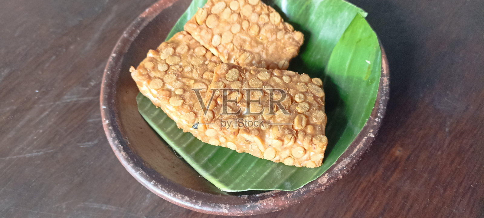 香蕉叶上的豆豉照片摄影图片