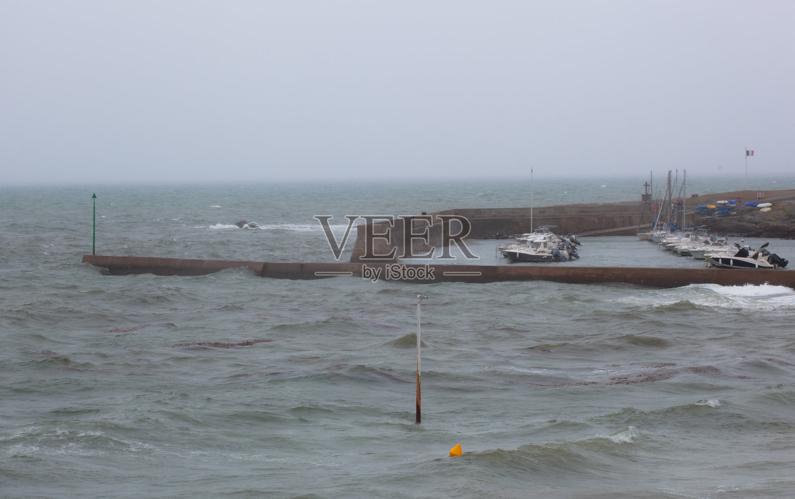 一个小港口,可以抵御风暴和海浪。照片摄影图片