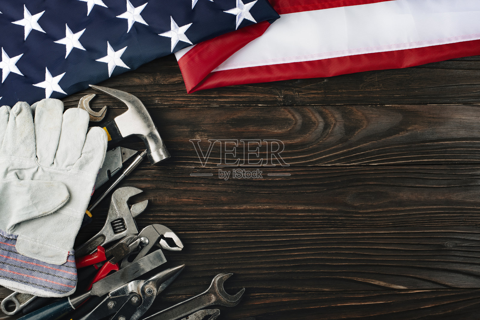 工具和美国国旗木制背景劳动节横幅模型照片摄影图片