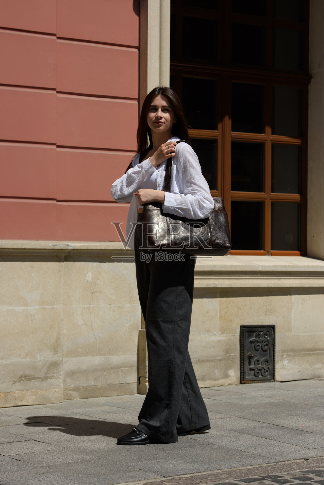 街拍的年轻美丽的女人穿着时尚的经典服装。全身画像。女性时尚理念。照片摄影图片