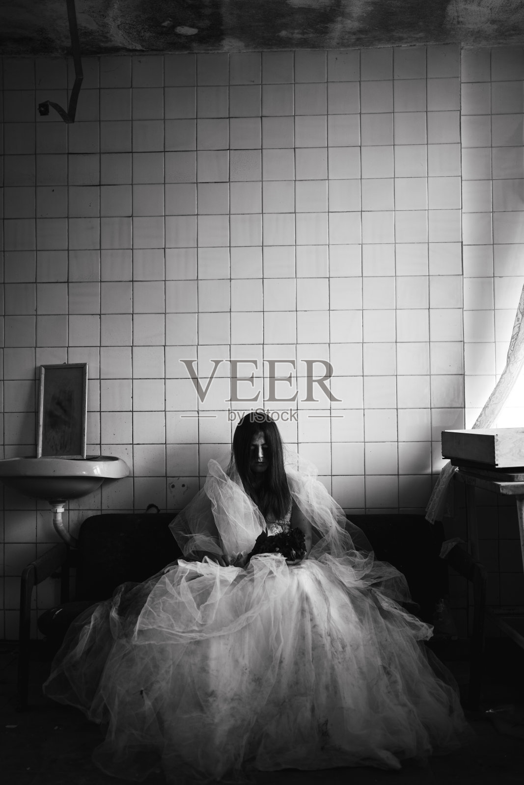 废弃建筑中的新娘照片摄影图片