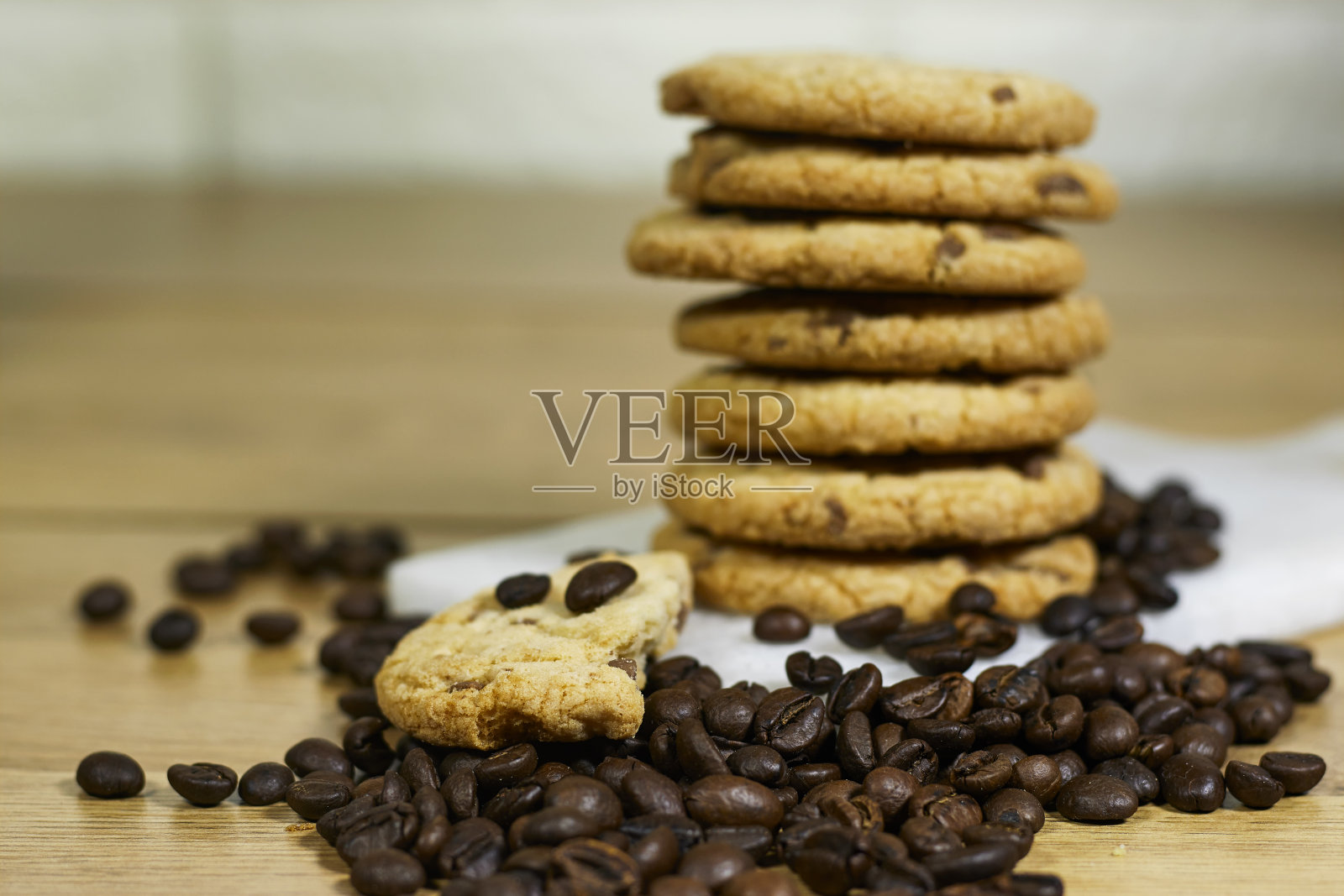 咖啡豆,切案板上的自制美味饼干照片摄影图片