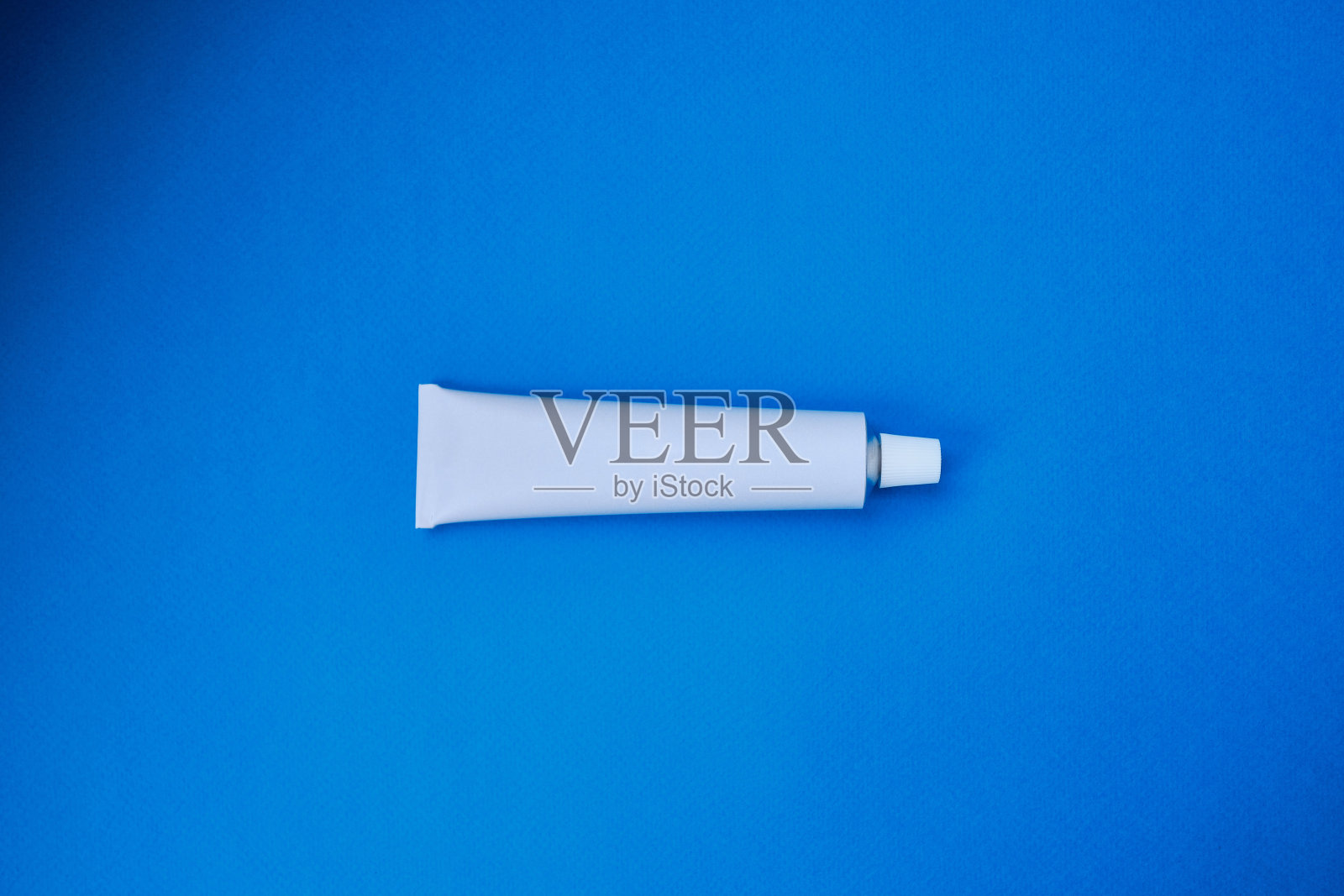 时尚的金属管,用于药品或化妆品品牌-面霜,凝胶,护肤品,牙膏。彩色背景化妆品瓶容器。极简主义照片摄影图片