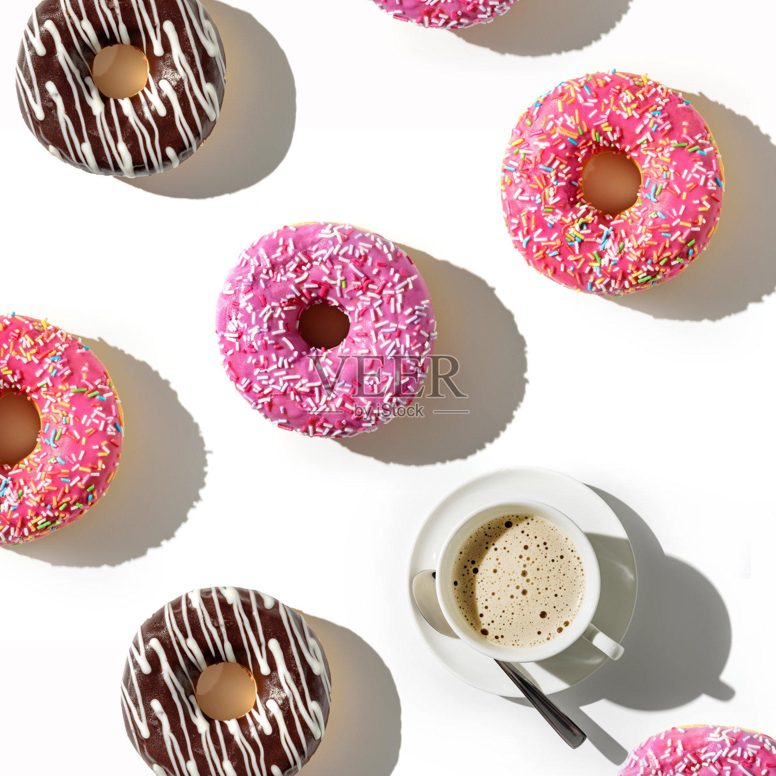 白色背景上的一杯咖啡和各种甜甜圈。平铺组合咖啡和甜甜圈。照片摄影图片