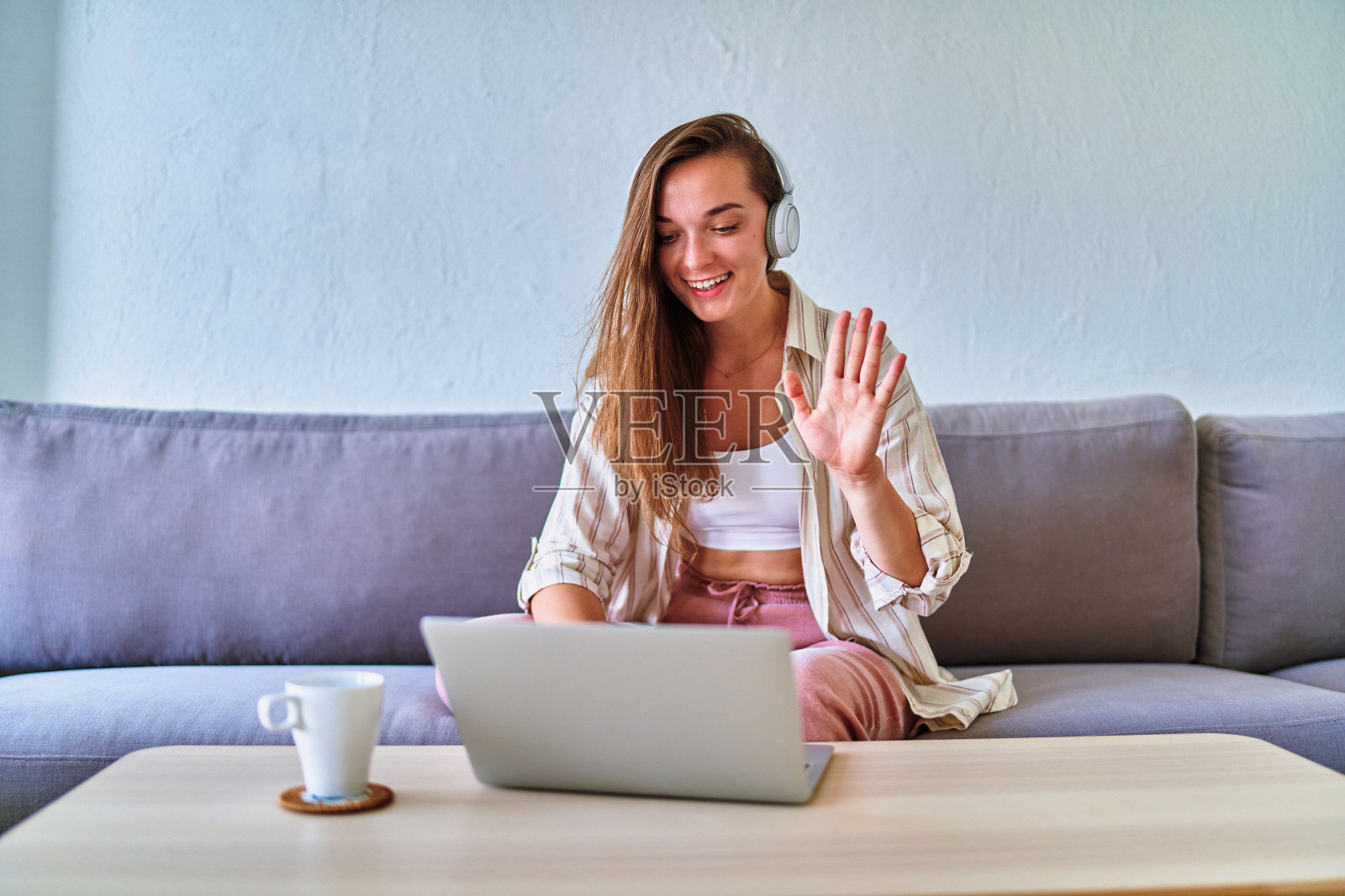 年轻快乐微笑可爱满足的女学生练习远程在线外语课照片摄影图片