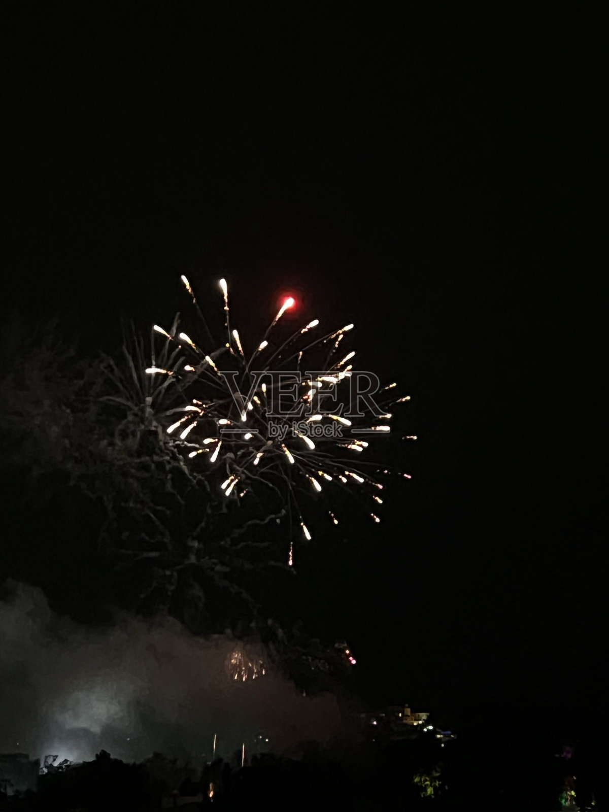 烟花在天空中爆炸照片摄影图片