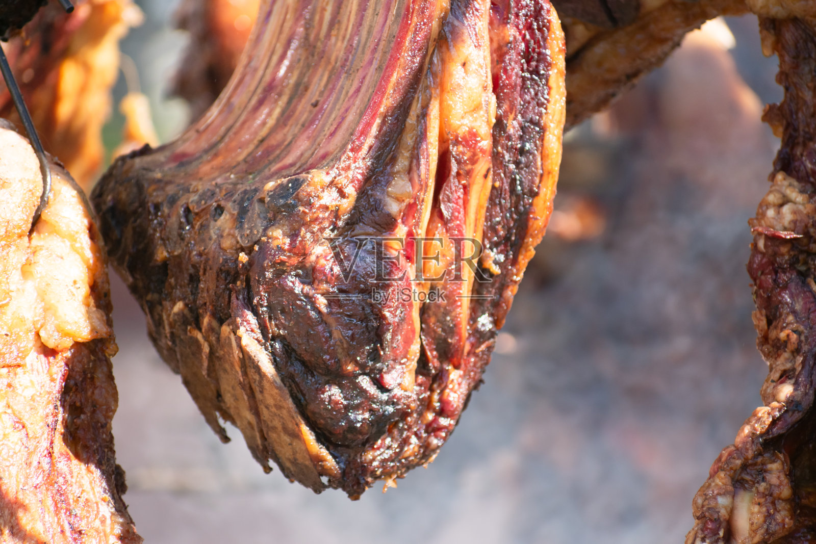 令人垂涎的烧烤肋眼:铁烤架上的美味佳肴照片摄影图片