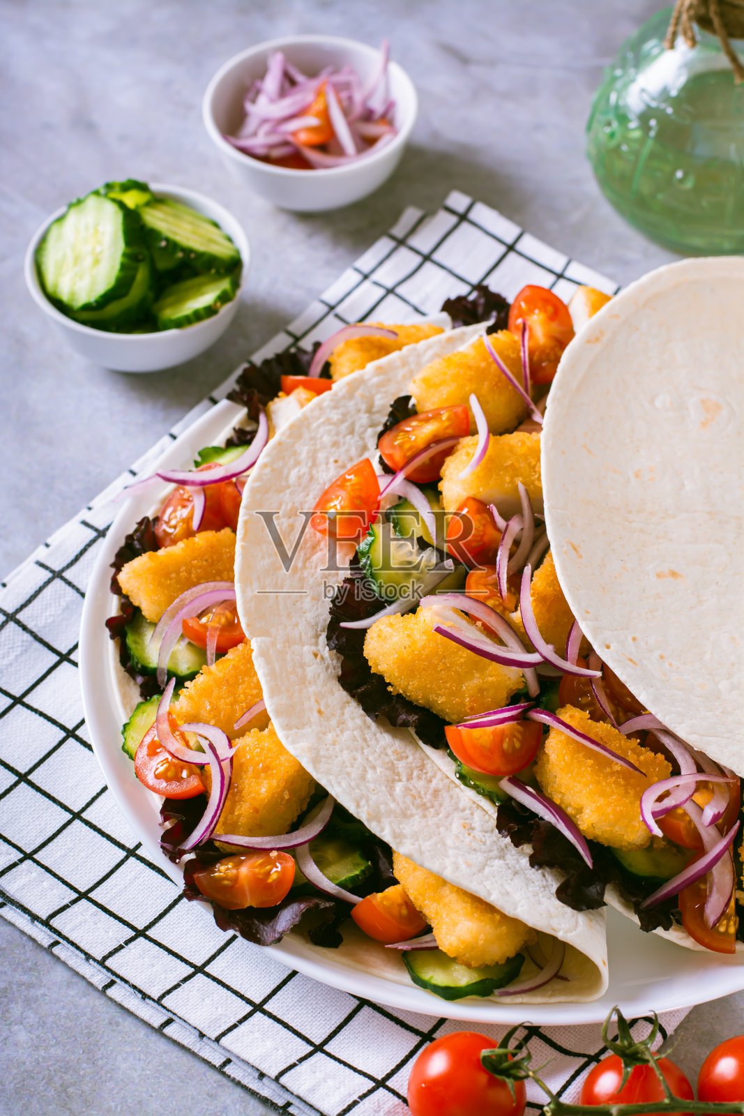 墨西哥卷饼配鸡块、黄瓜、番茄、洋葱和生菜照片摄影图片