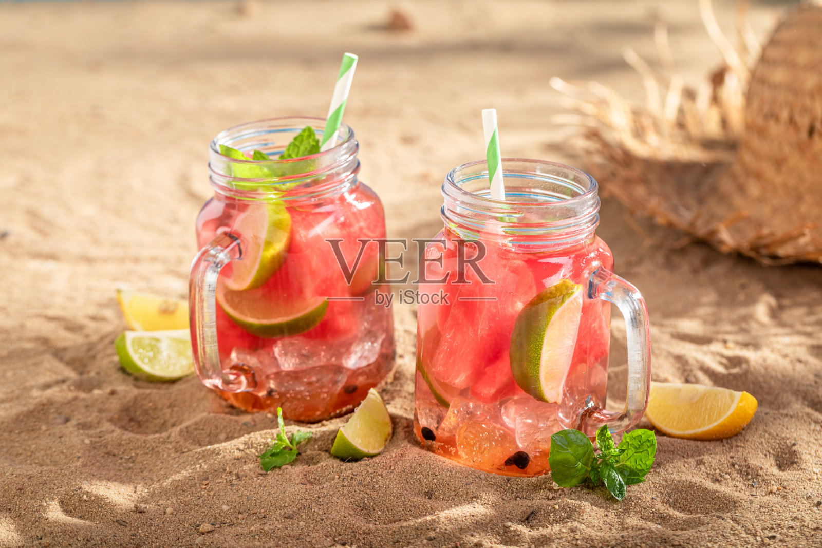 甜瓜、柑橘和碎冰的美味柠檬水。照片摄影图片