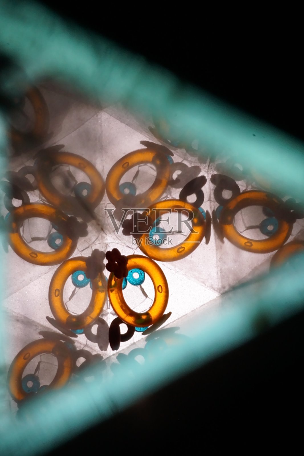 在旧万花筒里拍摄的抽象图案。照片摄影图片